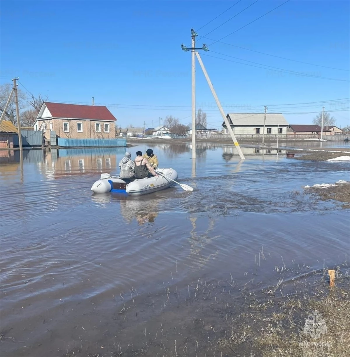 Rusya’da baraj patlaması! 2 bin 400 ev sular altında, 11 bin kişi mahsur