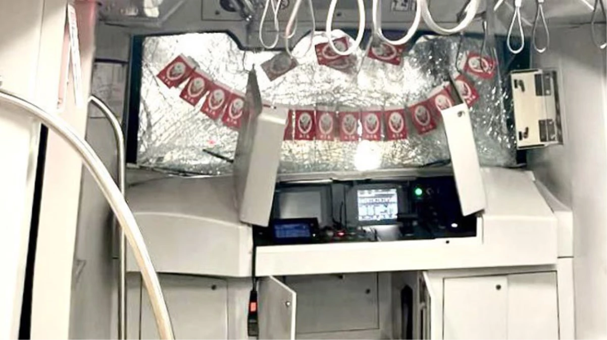 Saatlerdir hizmet veremeyen Üsküdar – Samandıra Metro Hattı’nda metro hattında trenlerin kafa kafaya çarpıştığı ortaya çıktı