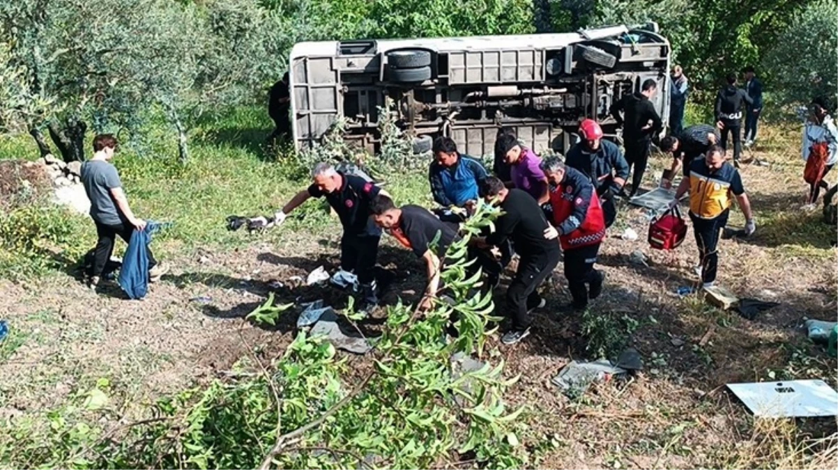 Sakarya’da üniversite öğrencilerini taşıyan midibüs devrildi: 12 yaralı