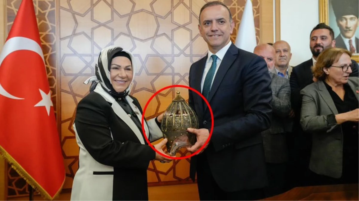 Şeyma Döğücü’nün seçimi kaybettiği rakibine verdiği hediye devir-teslim törenine damga vurdu