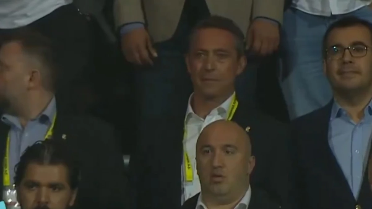 Süper Kupa maçı öncesinde tribünlerden “Ali Koç dışarı” tezahüratları yapıldı