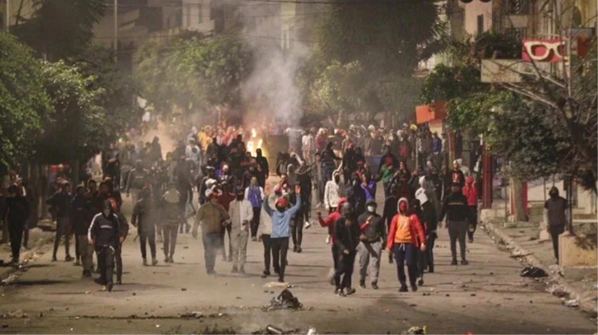 Tunus’ta polisle tartışan genç kendini ateşe verdi