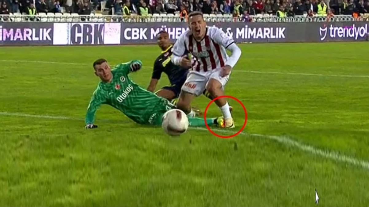 Uzun süre VAR’da incelendi! İşte Fenerbahçe’yi yıkan penaltı