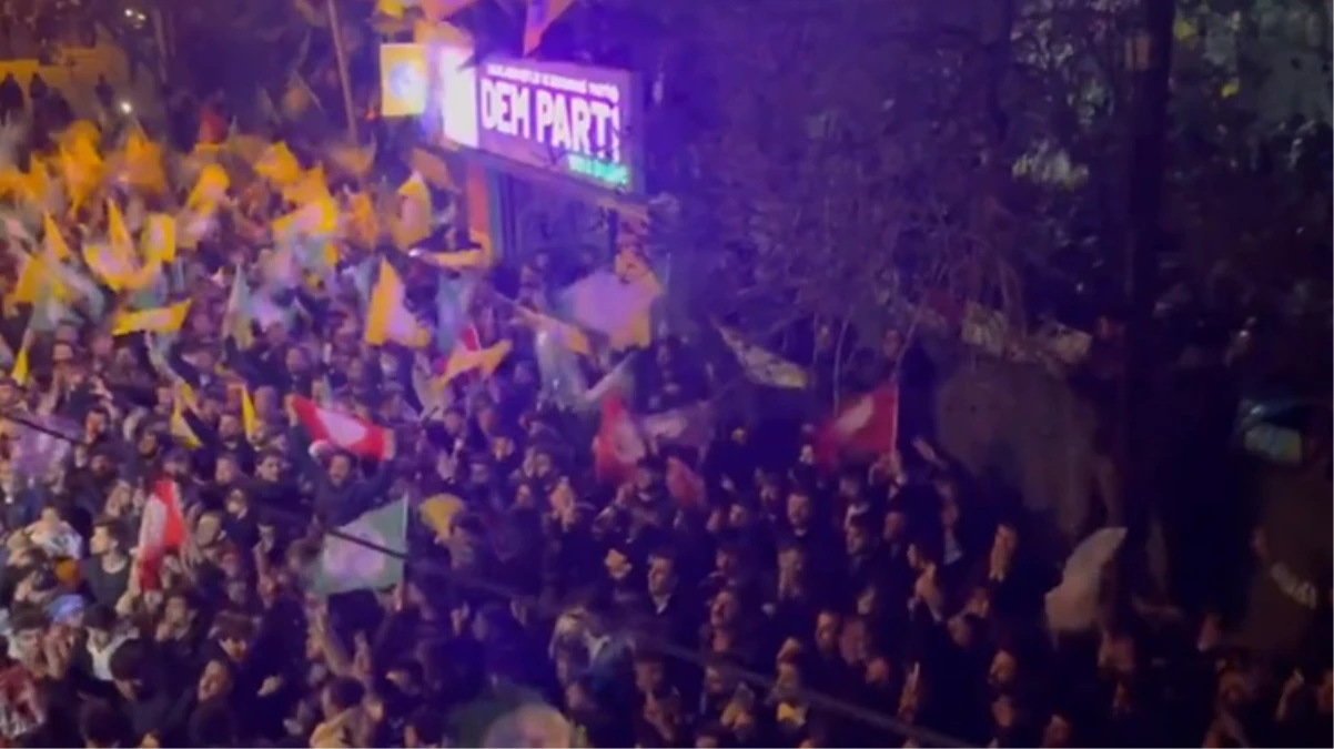 Van’da mazbata krizinin aşılmasından sonra protestolar, yerini sevinç gösterilerine bıraktı