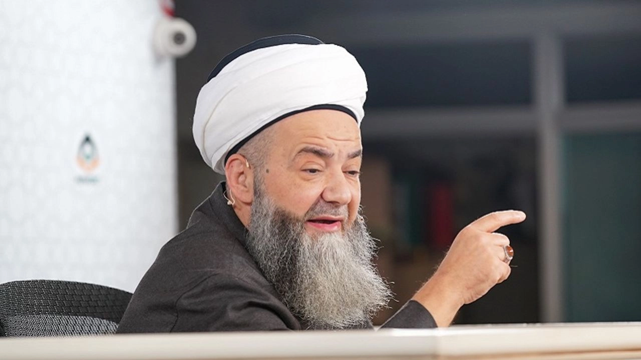 Cübbeli Ahmet Hoca  Özgür Özel e yanaştı.