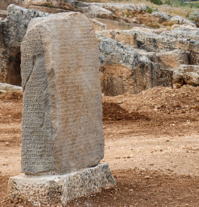 Askeri helikopterlerle taşınmıştı! Tokalaşma anıtı Perre Antik Kenti'nde sergilenecek