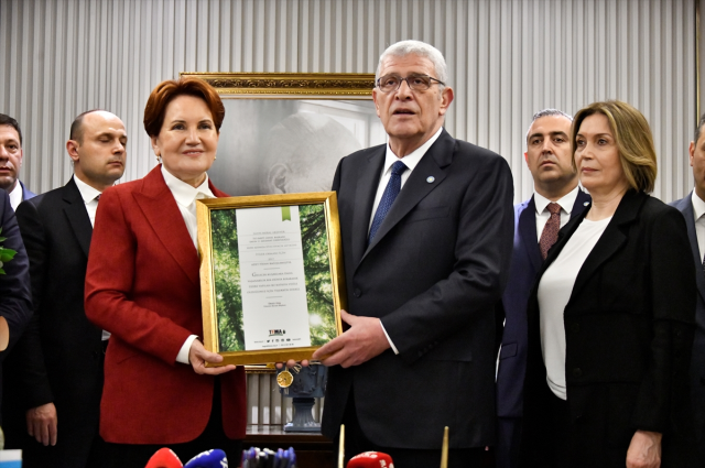 İYİ Parti'de devir teslim töreni! Akşener koltuğu Dervişoğlu'na bıraktı