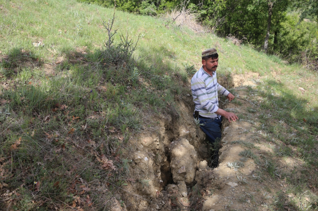 Tokat Sulusaray'daki depremler sonrası çıkan derin çatlaklar vatandaşları tedirgin ediyor