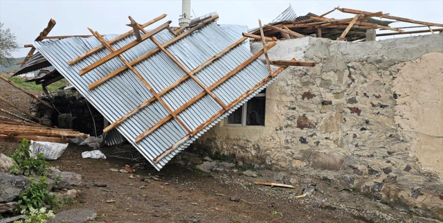 Erzurum'da hortum nedeniyle birçok ev ve okulun çatısı uçtu