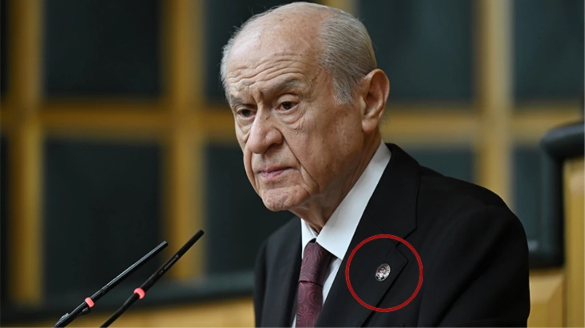 Devlet Bahçeli, grup toplantısına Karagümrük'ün rozetiyle çıktı