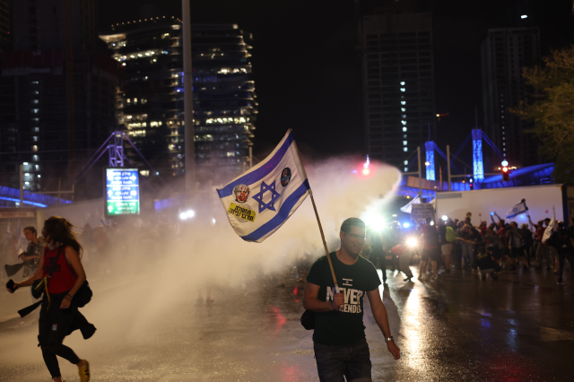 İsrail'de sokaklar alev alev! Netanyahu'nun yanı başına kadar giren göstericilerin iki isteği var