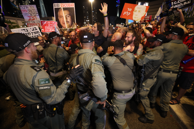 İsrail'de sokaklar alev alev! Netanyahu'nun yanı başına kadar giren göstericilerin iki isteği var