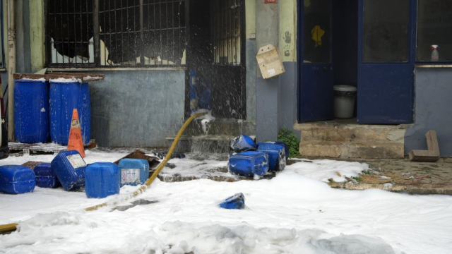 Sanayi sitesinde korkutan patlama! Alevlerin arasında kalan işçi canını zor kurtardı