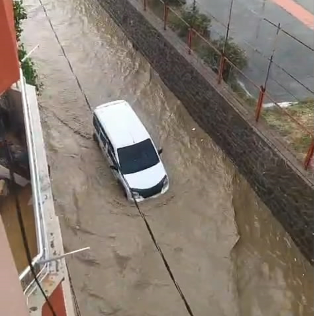 Şırnak sele teslim olmadı! Gelin arabası suyun içinde ilerledi, kıraathanede oyun devam etti