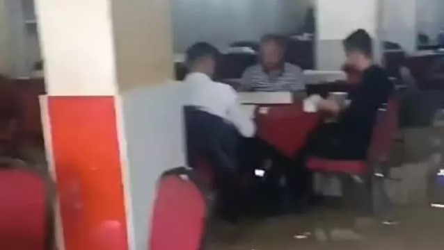 Şırnak sele teslim olmadı! Gelin arabası suyun içinde ilerledi, kıraathanede oyun devam etti