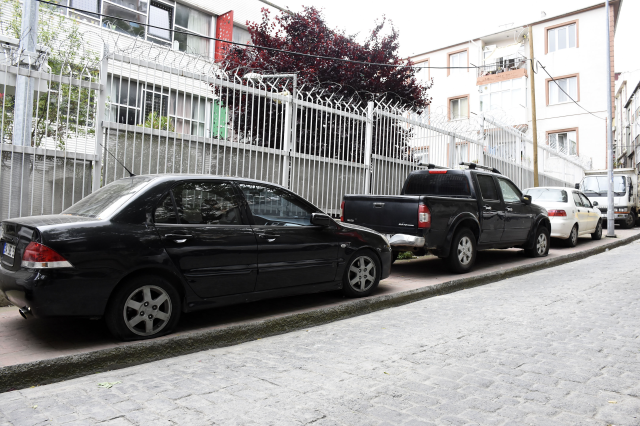 Polis her yerde onu arıyor! 11 aracın lastiklerini bıçakla patlatıp kayıplara karıştı