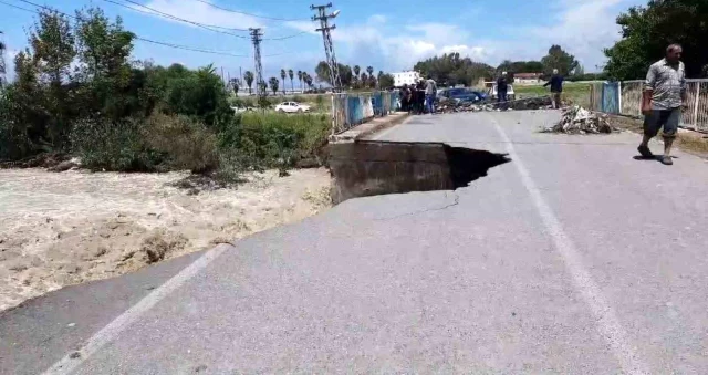 Dere üzerindeki köprü çöktü, suya gömülen araçtakiler kabus yaşadı