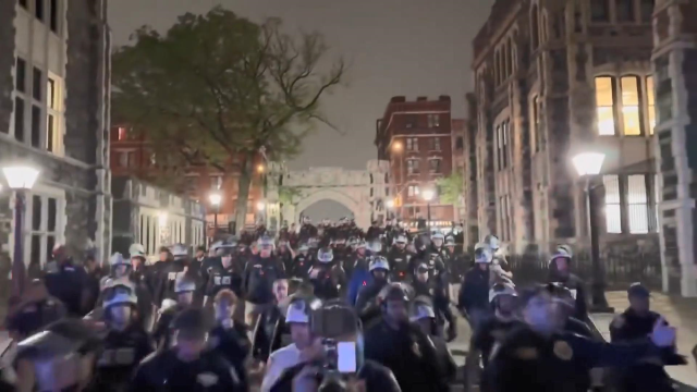 Columbia Üniversitesi'nde Filistin'e destek protestolarına polis müdahalesi! Göndere çekilen bayrağı indirdiler