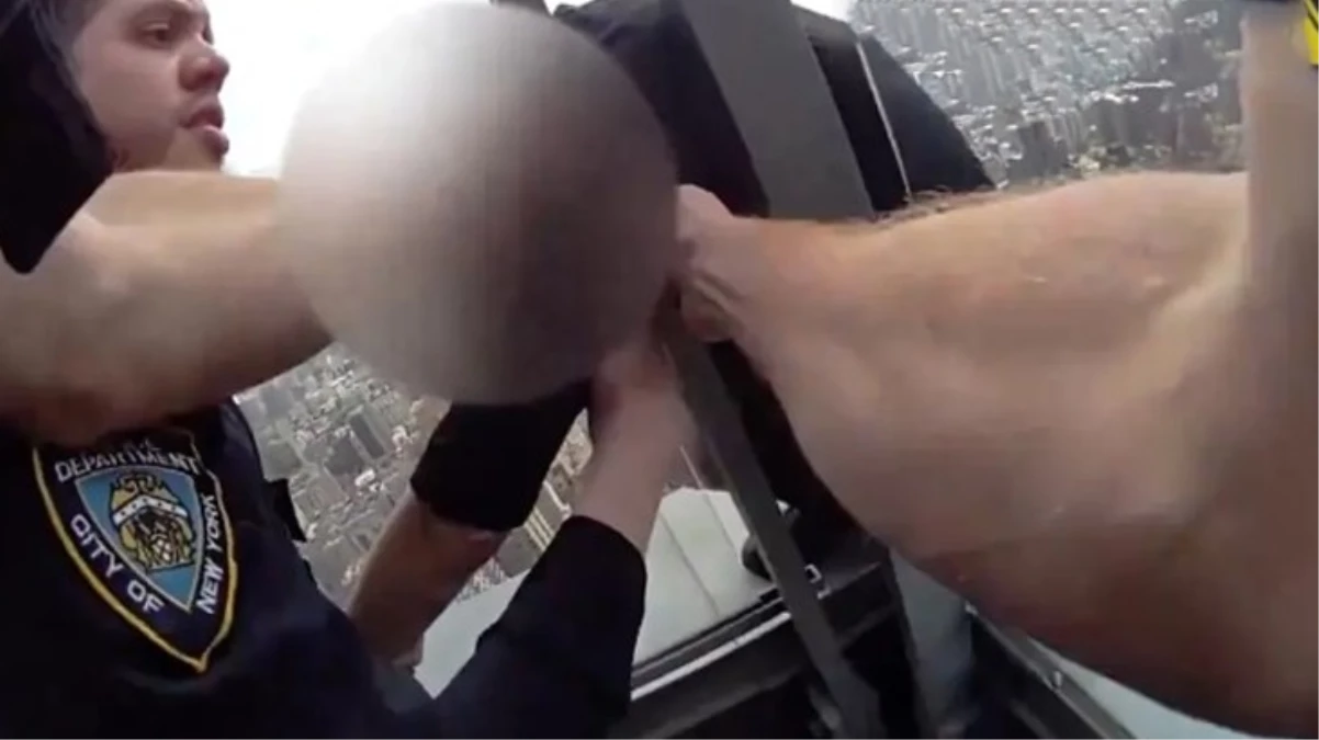 ABD’de gökdelenin cam korkuluğuna sıkışan kadın, polisleri alarma geçirdi