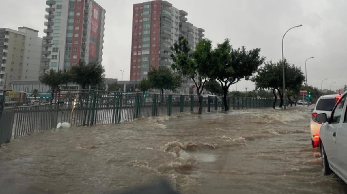 Adana’da yağmurda yollar göle döndü, evleri su bastı