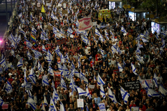 Tel Aviv'de binlerce kişi ateşkes için sokaklara döküldü: Ya kabul edin ya da sokakları yakarız