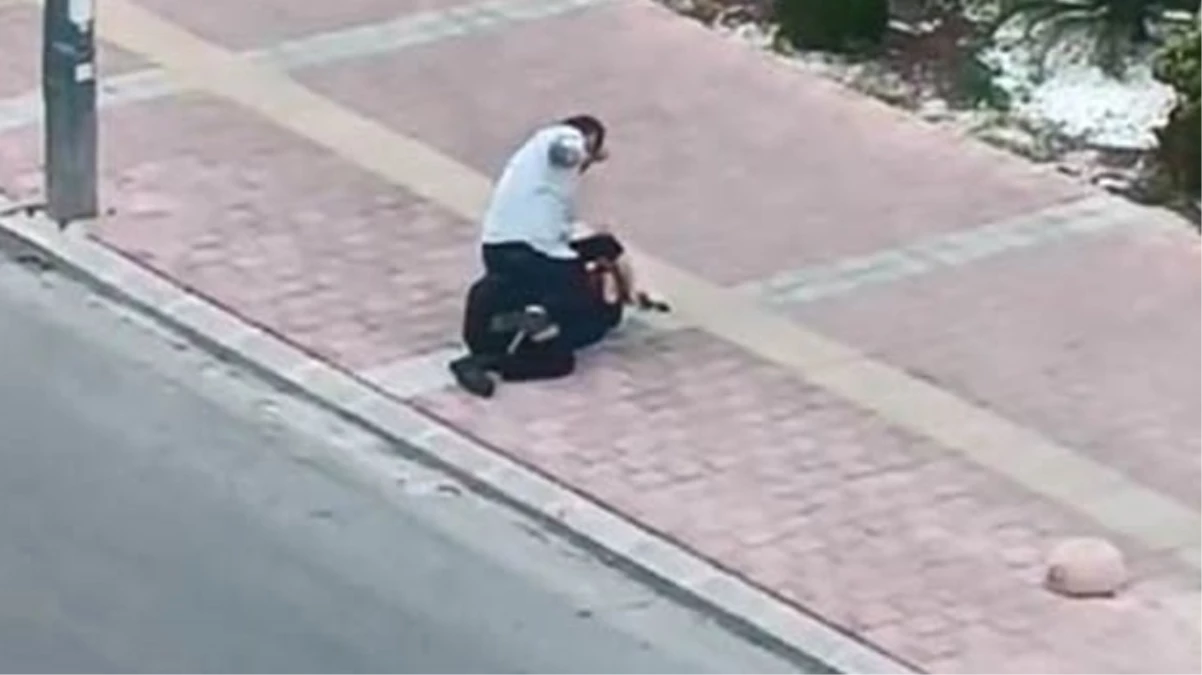 Antalya’da bir kişi, trafikte tartıştığı sürücüyü yere yatırıp defalarca yumrukladı