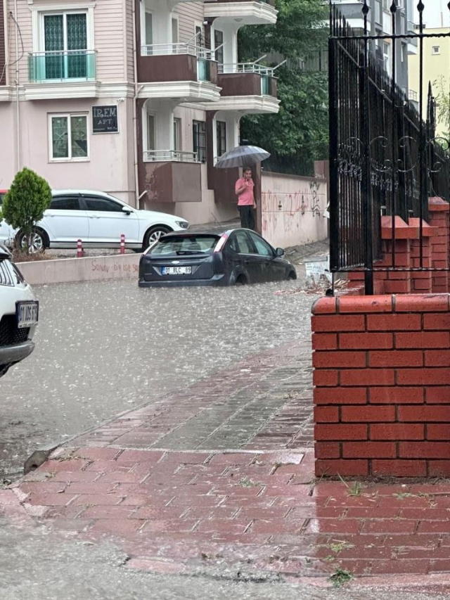 Adana'da yağmurda yollar göle döndü, evleri su bastı