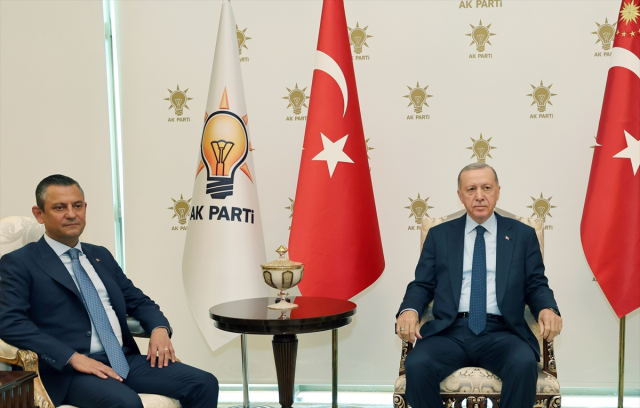 CHP lideri Özgür Özel, Cumhurbaşkanı Erdoğan'a 10 bin liralık hediyeyle gitti