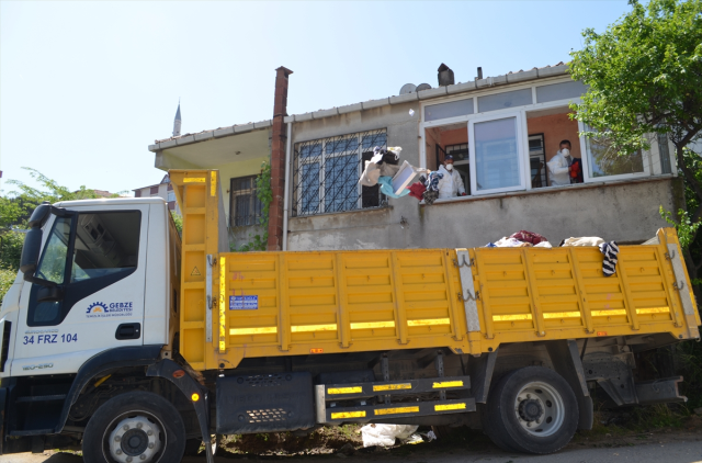 Gebze'de bir evden 10 kamyon çöp çıkarıldı