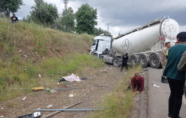 Gaziantep'te tır ile minibüs çarpıştı! 8 kişi hayatını kaybetti, çok sayıda kişi yaralandı