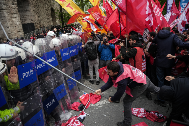 İstanbul'daki 1 Mayıs gösterilerinde polise saldıran 52 şüpheliye tutuklama talebi