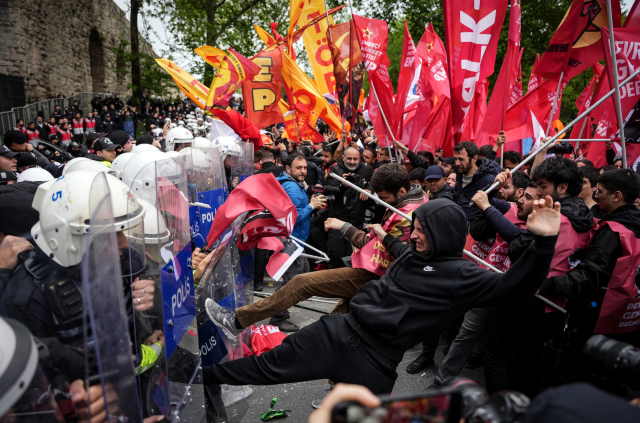 İstanbul'daki 1 Mayıs gösterilerinde polise saldıran 52 şüpheliye tutuklama talebi