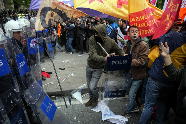 İstanbul'daki 1 Mayıs gösterilerinde polise saldıran 52 şüpheliye tutuklama talebi