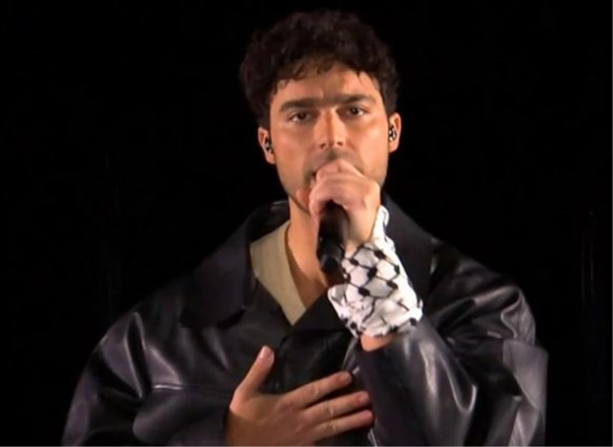 İsveçli şarkıcı Eric Saade, Eurovision’da sahneye Filistin kefiyesi ile çıktı