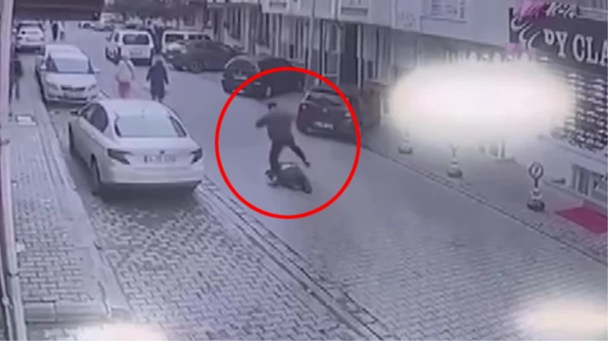 İstanbul'da market sahibi meyve çalan hırsızı sokak ortasında tekme tokat dövdü