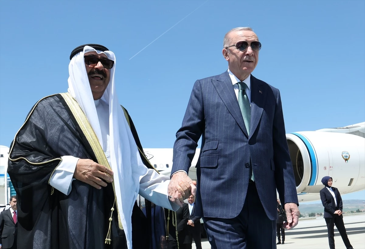 Kuveyt Emiri Türkiye’de! Cumhurbaşkanı Erdoğan havalimanında karşıladı