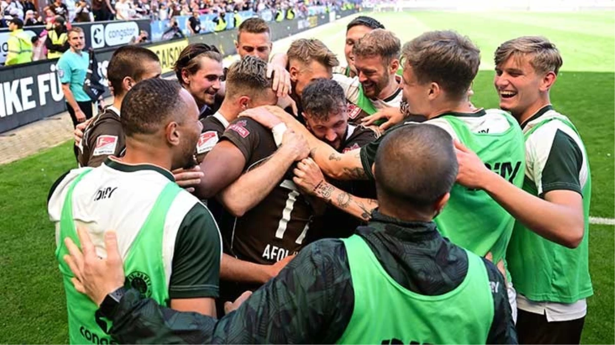 Şampiyonluk maçında bu yapılır mı? Kendisini oyundan alan teknik direktöre saldırdı