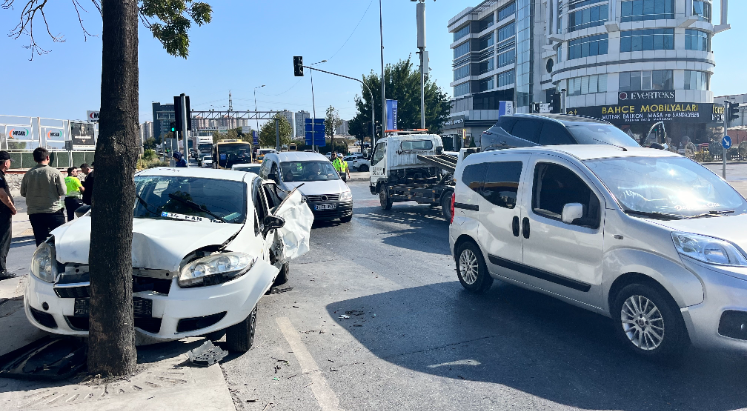 Başakşehir’de Kırmızı Işık İhlali Trafik Kazasına Yol Açtı: Aynı Aileden 1’i Ağır 4 Yaralı