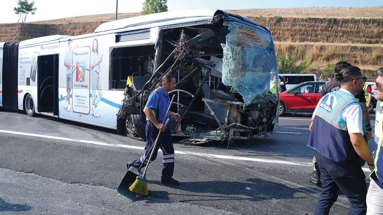Küçükçekmece’de Metrobüs Çarpışması: 10 Yaralı, 5’inin Sağlık Durumu Ciddi