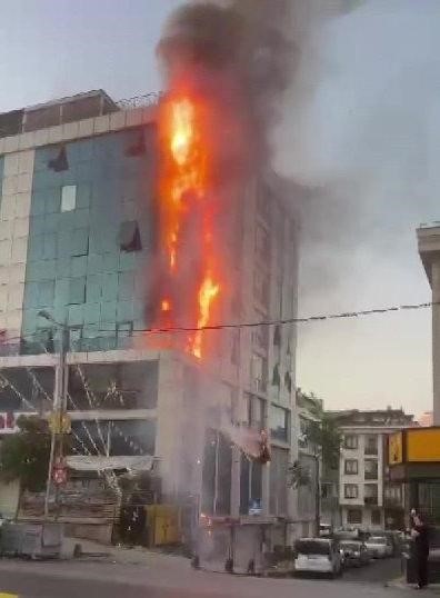 Ataşehir’de İş Merkezinin Çatısı Alevlere Teslim Oldu