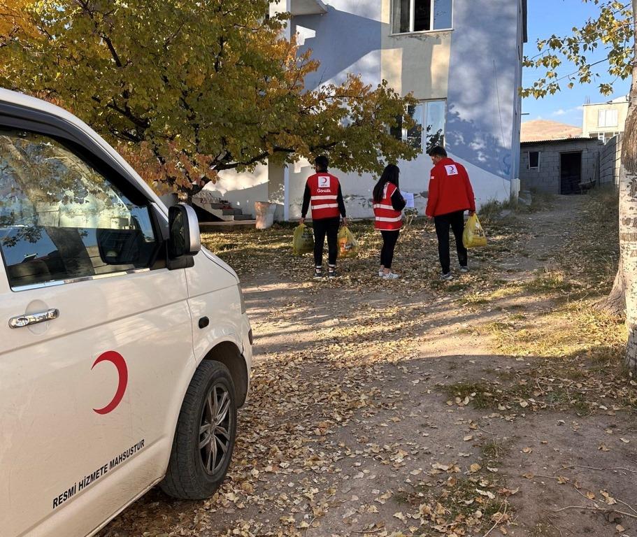 Adilcevaz’daki Aileler Çağlar Toğal’ın Yardımlarıyla Rahatladı