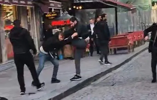 Fatih’te İki Grup Arasında Kavga: Yumruklar ve Sopalar Havada Uçtu
