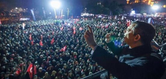 Özgür Özel’in Konuşması Sırasında Müdahale: Yurttaşlar İBB Binasına Sığındı