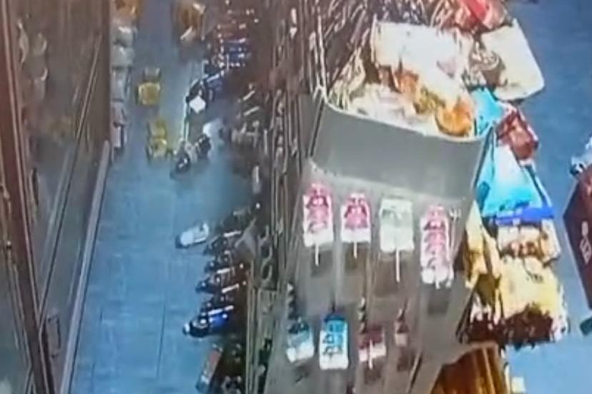 Balıkesir’de deprem, marketi darmadağın etti