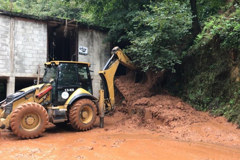 Çamlıhemşin, Fındıklı, Pazar, Çayeli ve Güneysu ilçelerinde kaya parçaları yollara sürüklendi.
