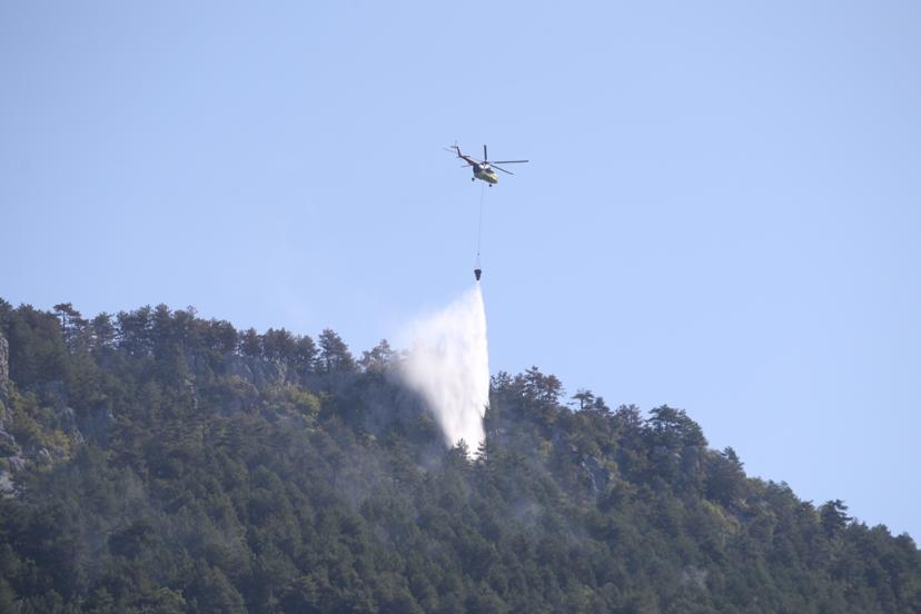 Dar bir bölgede devam eden yangının kısa sürede kontrol altına alınması bekleniyor.