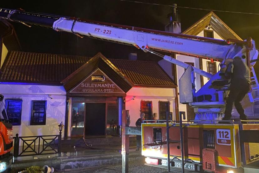 Gümüşhane’de 3 katlı otelde yangın çıktı