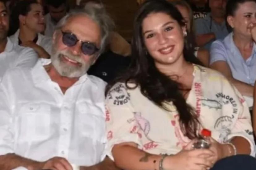 Haluk Bilginer ve Aşkın Nur Yengi’nin kızı Sıla’nın sahnesinde şarkı söyledi! Sesine övgüler yağdı