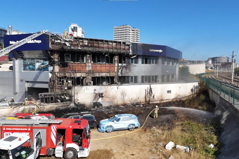 İstanbul’un Pendik ilçesinde bulunan bayi de yangın