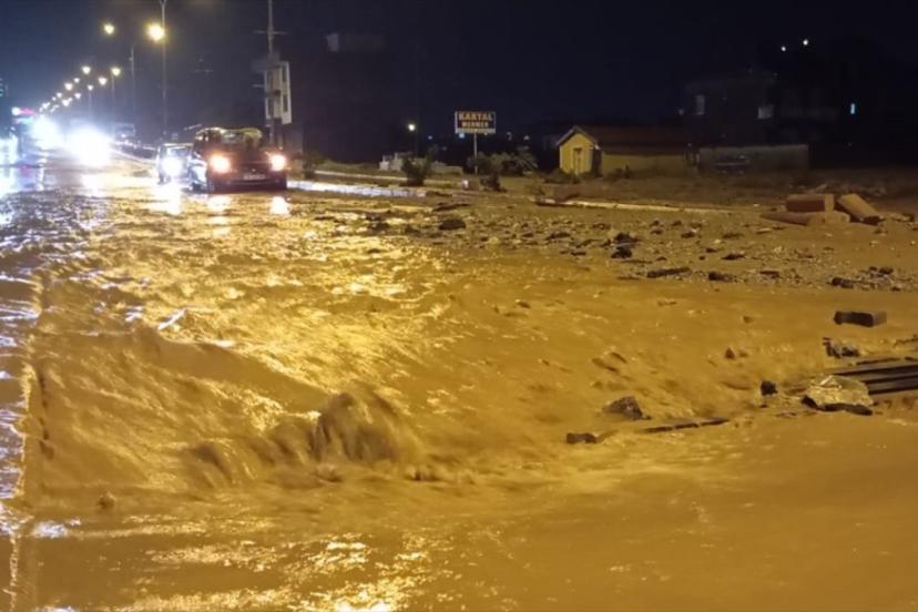 Konya’da etkili olan sağanak sele dönüştü